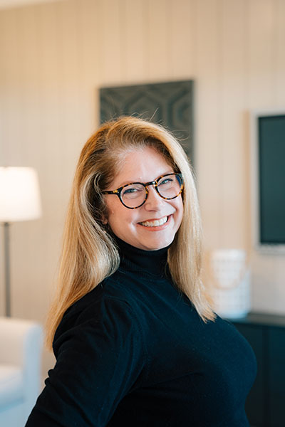 Bio - Laura Nelson